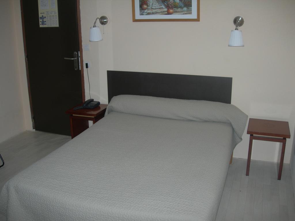 Hotel Les Acanthes Remoulins Phòng bức ảnh