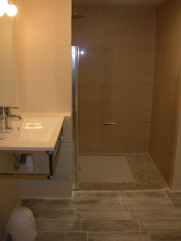 Hotel Les Acanthes Remoulins Phòng bức ảnh