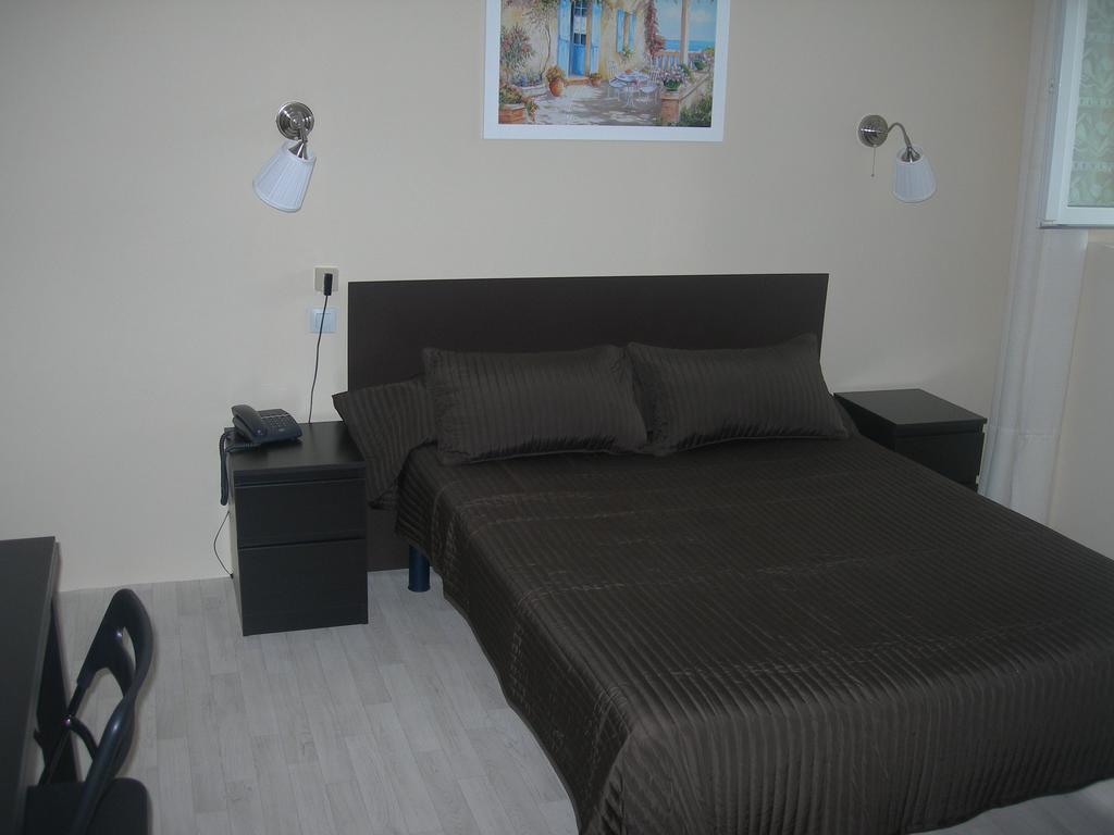 Hotel Les Acanthes Remoulins Phòng bức ảnh