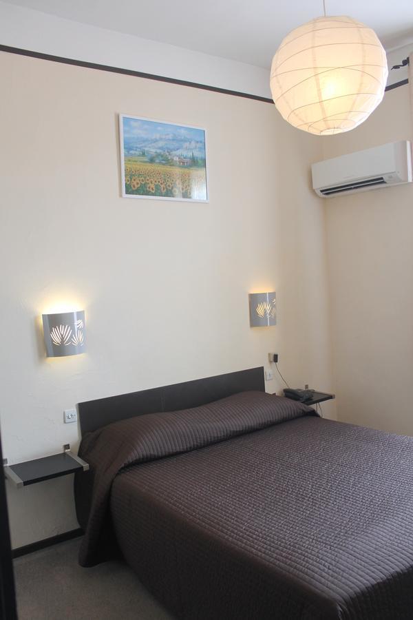 Hotel Les Acanthes Remoulins Ngoại thất bức ảnh